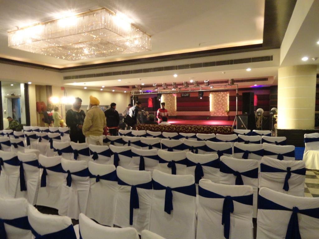 Gulmor Hotel Ludhiana Luaran gambar