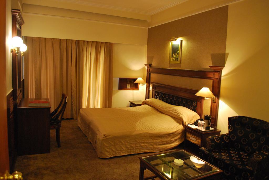 Gulmor Hotel Ludhiana Bilik gambar