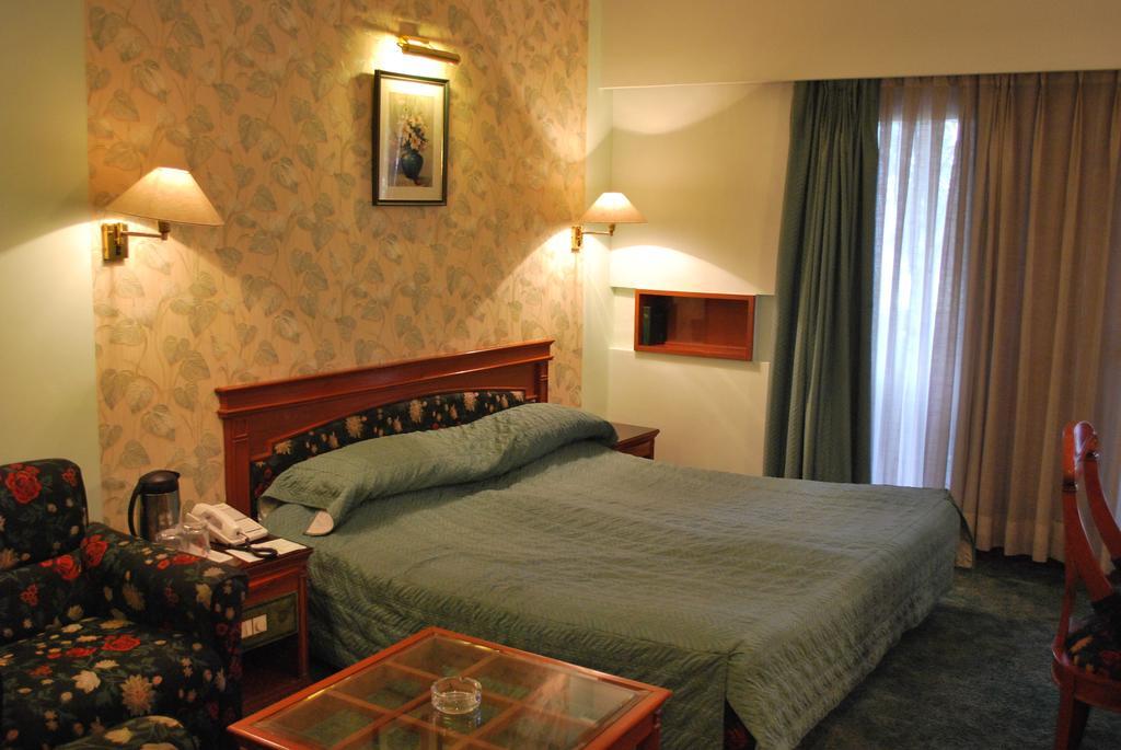 Gulmor Hotel Ludhiana Bilik gambar